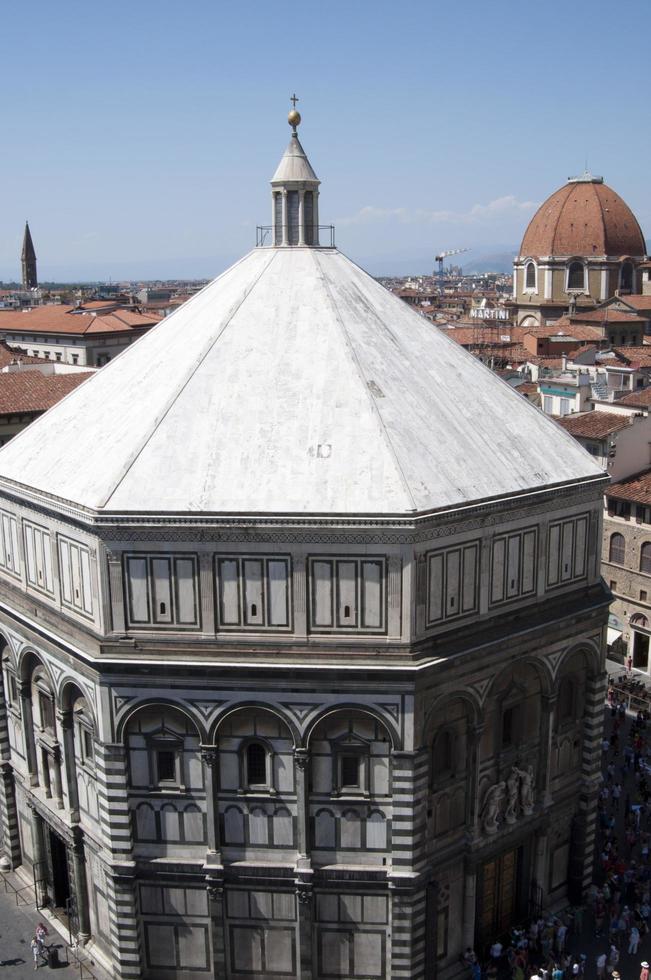 vista aérea del hermoso baptisterio de florencia dedicado a san juan foto