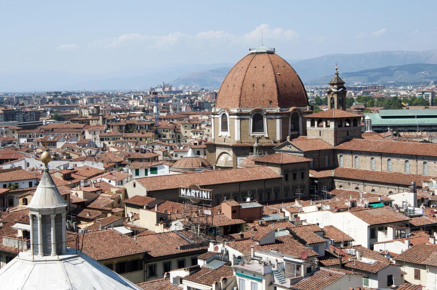 vista aérea de florencia en un día soleado foto