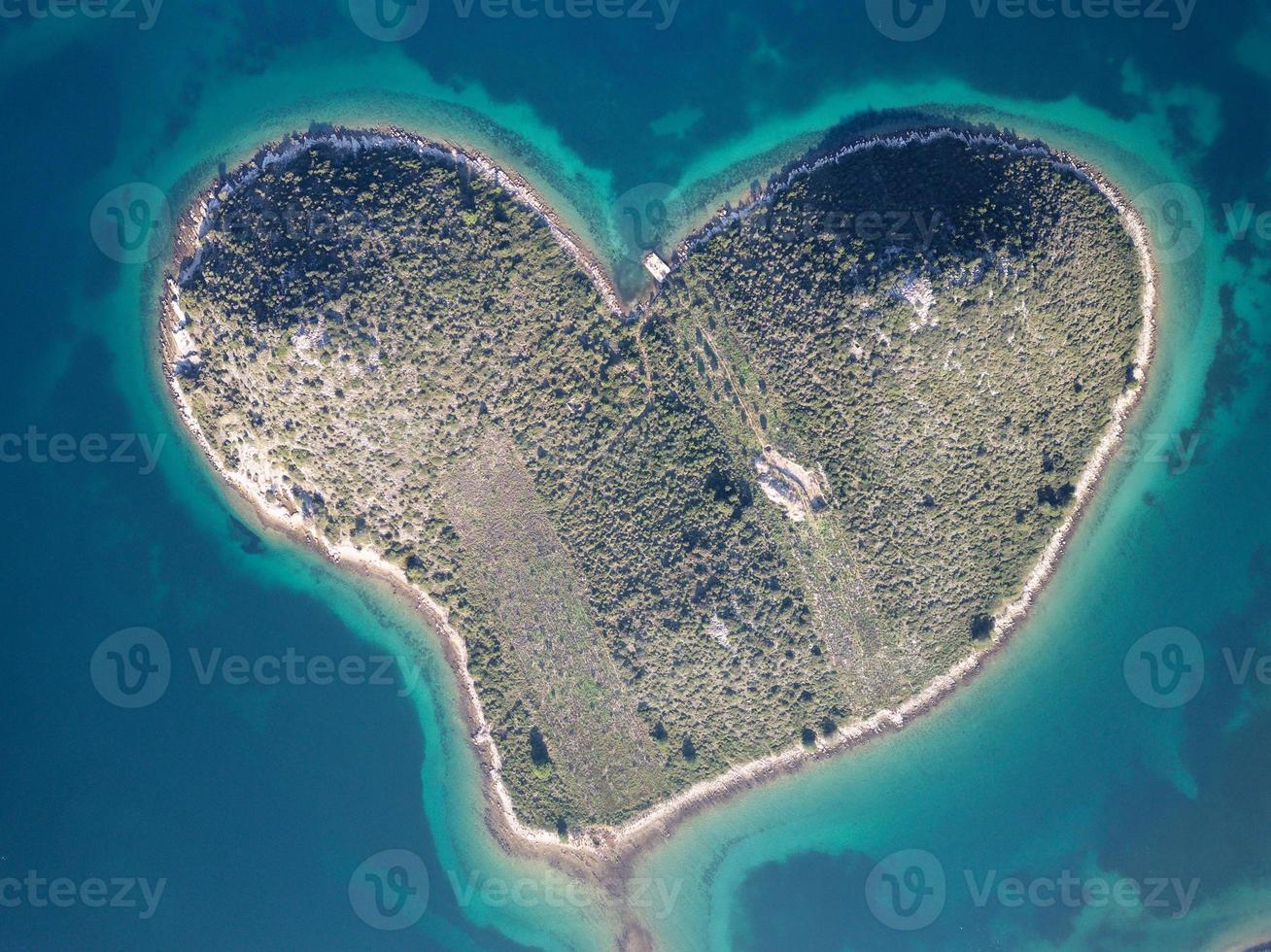 vista aérea de drones de galesnjak, la isla del amor en croacia, con hermosas aguas de mar azul turquesa. isla en forma de corazón. destino de viajes y vacaciones. increíble turismo en las islas de croacia. foto