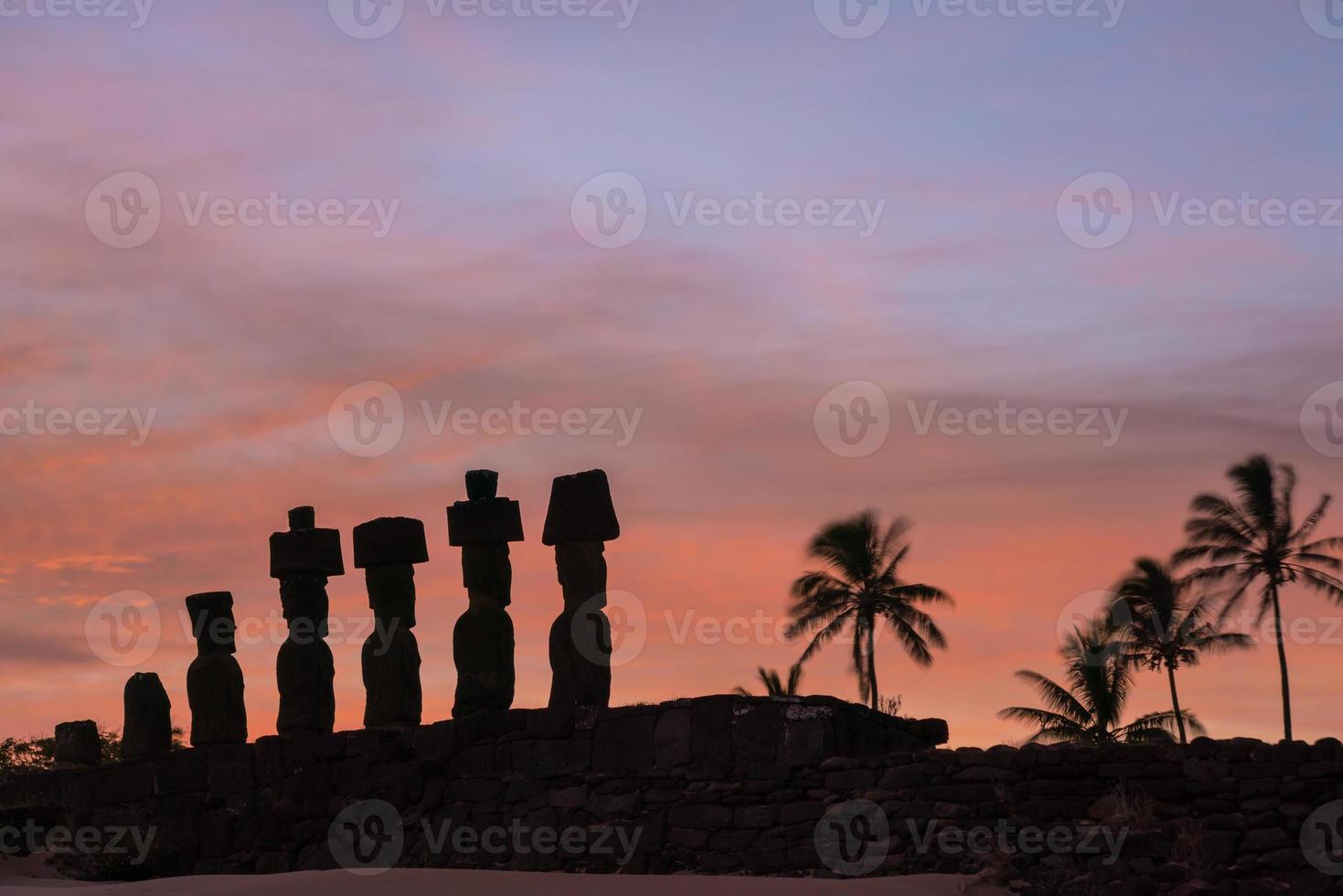 moais en la playa de anakena en isla de pascua foto