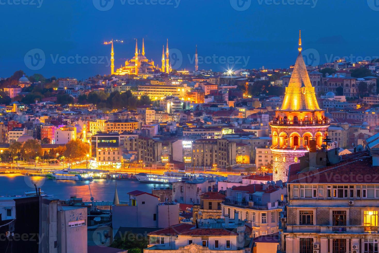 el paisaje urbano del centro de estambul al atardecer con la torre glalaga foto