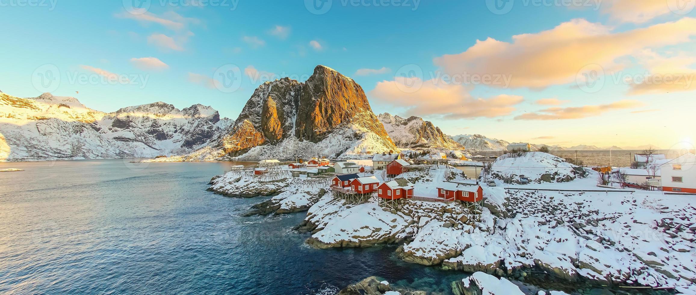 hermoso paisaje natural de lofoten en noruega foto