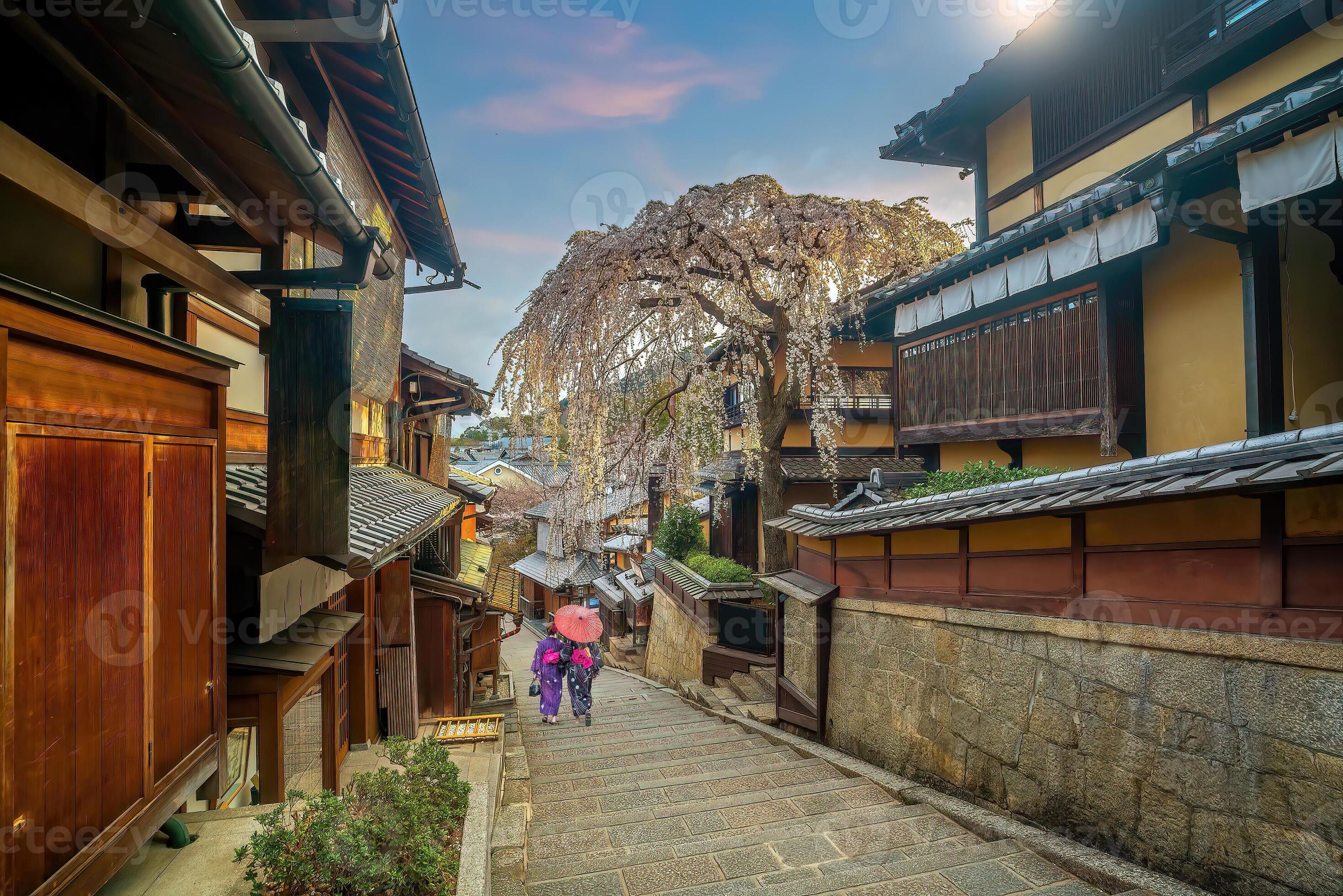 The historic Higashiyama district in Kyoto, Japan springtime 19467528