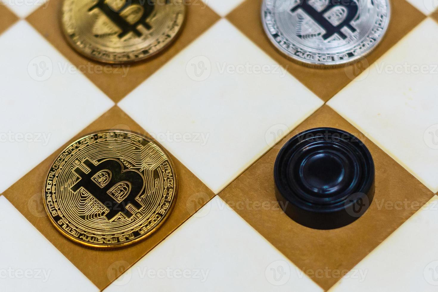 los bitcoins se oponen a los dólares en el juego de ajedrez foto