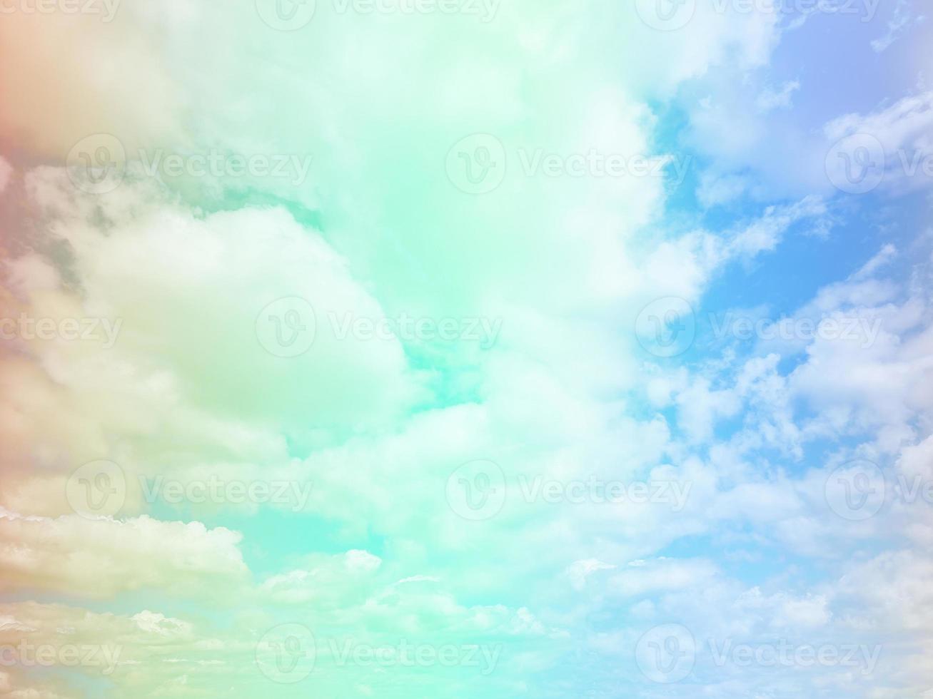 belleza dulce pastel verde marrón colorido con nubes esponjosas en el cielo. imagen de arco iris de varios colores. fantasía abstracta luz creciente foto