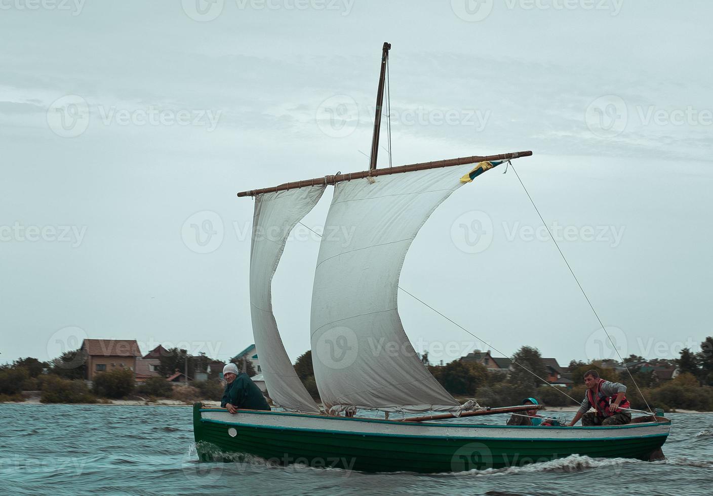 Cerrar barco navegando en el río bajo el cielo nublado concepto foto