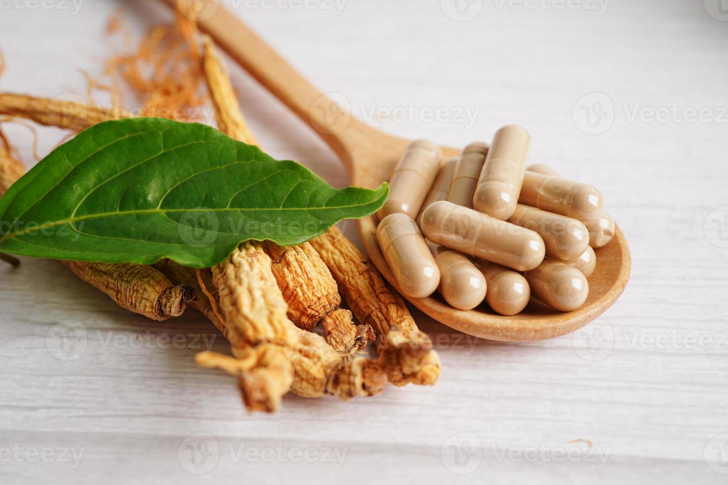 Ginseng roots and green leaf, healthy food. 19481842 Stock Photo at