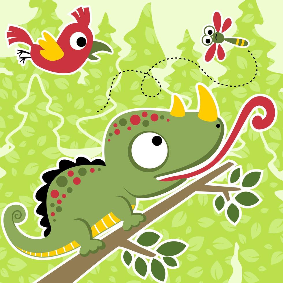 camaleón divertido en ramas de árboles con libélula y pájaro en el fondo de los pinos, ilustración de dibujos animados vectoriales vector