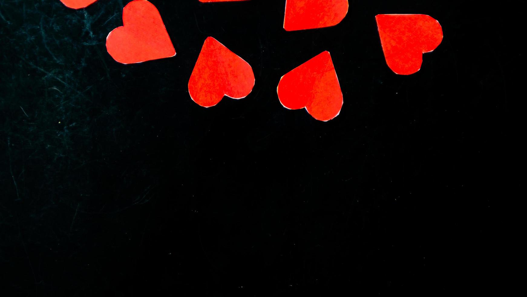 corazón rojo sobre fondo negro para el día de san valentín foto