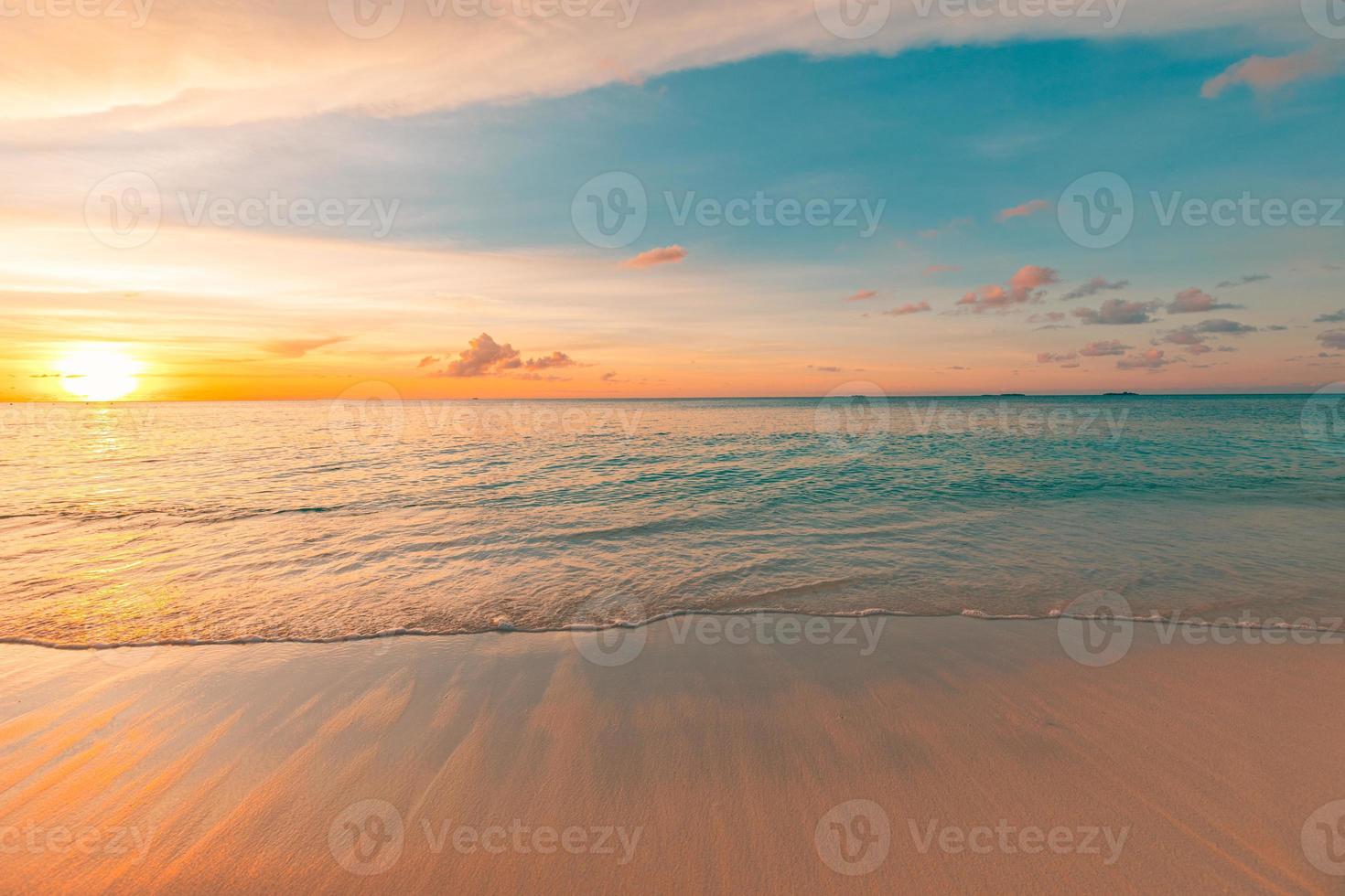 concepto de cielo de arena marina, nubes de colores de puesta de sol, horizonte, banner de fondo horizontal. paisaje natural inspirador, hermosos colores, maravilloso paisaje de playa tropical. puesta de sol en la playa, vacaciones de verano foto