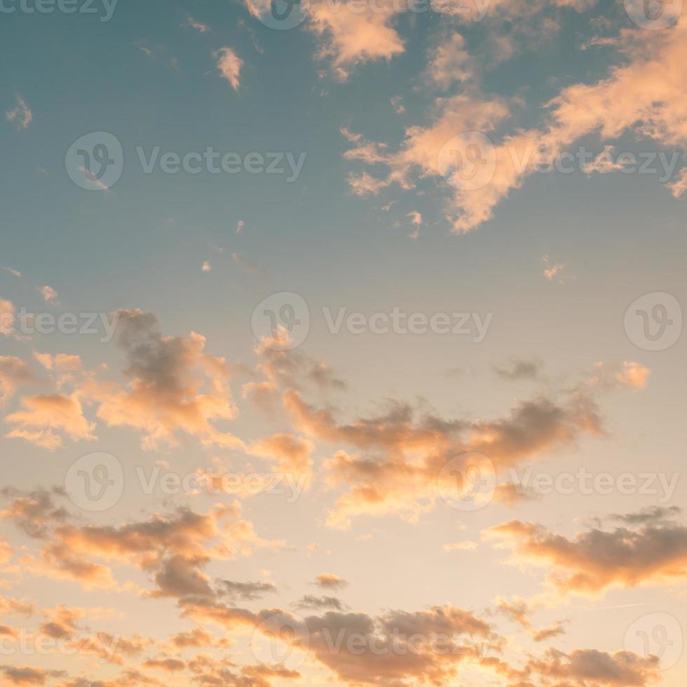 cielo nocturno de colores pastel con nubes cúmulos. nubes de puesta de sol, vista pacífica de la naturaleza foto