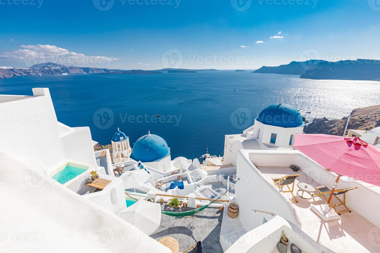 hermoso paisaje panorámico con vista al mar. europa verano viajes vacaciones oia, santorini, isla de grecia. paisaje de turismo sin preocupaciones destino europeo. arquitectura blanca en la isla de santorini, grecia foto