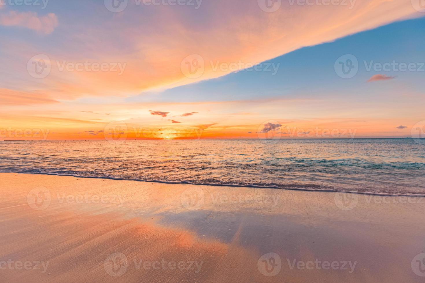 concepto de cielo de arena marina, nubes de colores de puesta de sol, horizonte, banner de fondo horizontal. paisaje natural inspirador, hermosos colores, maravilloso paisaje de playa tropical. puesta de sol en la playa, vacaciones de verano foto