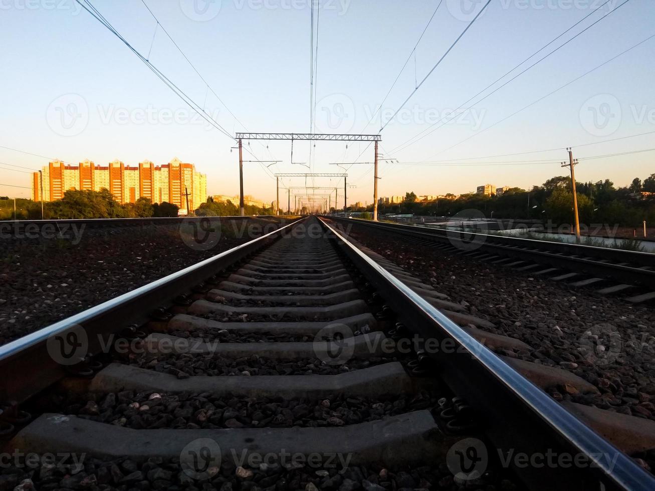 ferrocarril vacío que se adentra en la distancia foto