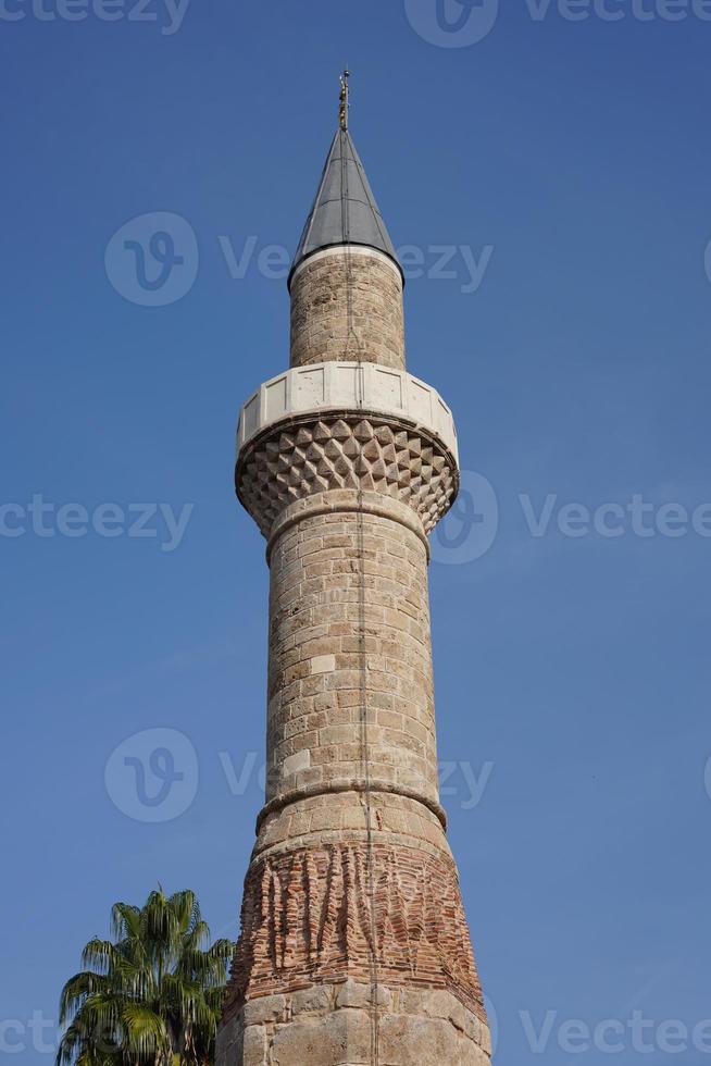 mezquita kesik minare en antalya, turquía foto