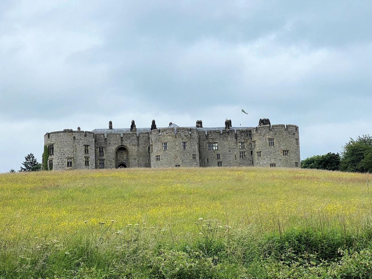 chirk en el reino unido en junio de 2021. una vista del castillo de chirk foto