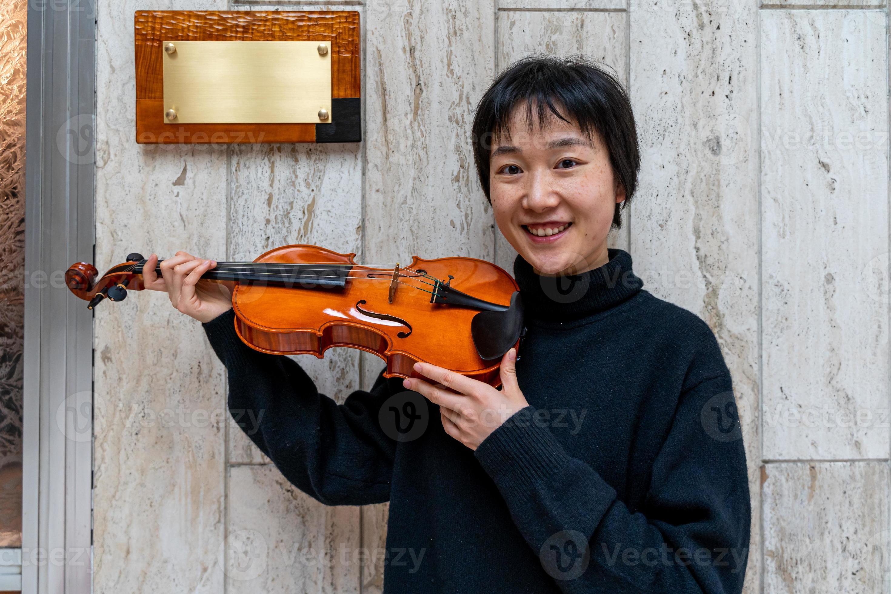 joven fabricante de violines mostrando su violín hecho libre 19561094 Foto de stock en Vecteezy