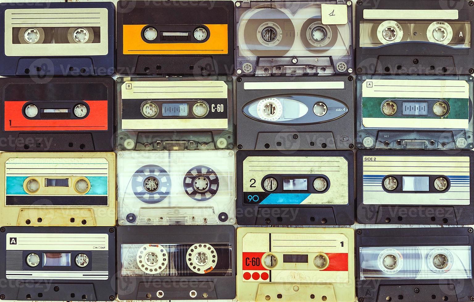 colección de varios casetes de audio antiguos foto