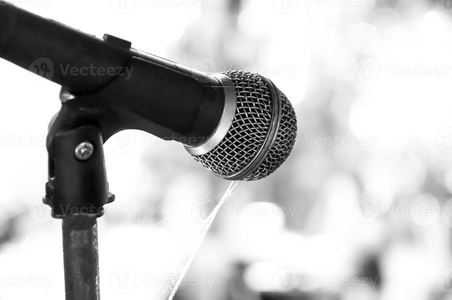 viejo micrófono en el escenario derrochador abandonado foto