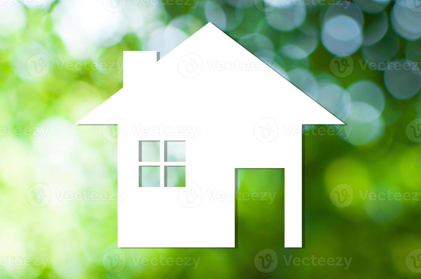 icono de la casa blanca en el fondo de la naturaleza como símbolo de hipoteca, casa de ensueño en el fondo de la naturaleza foto