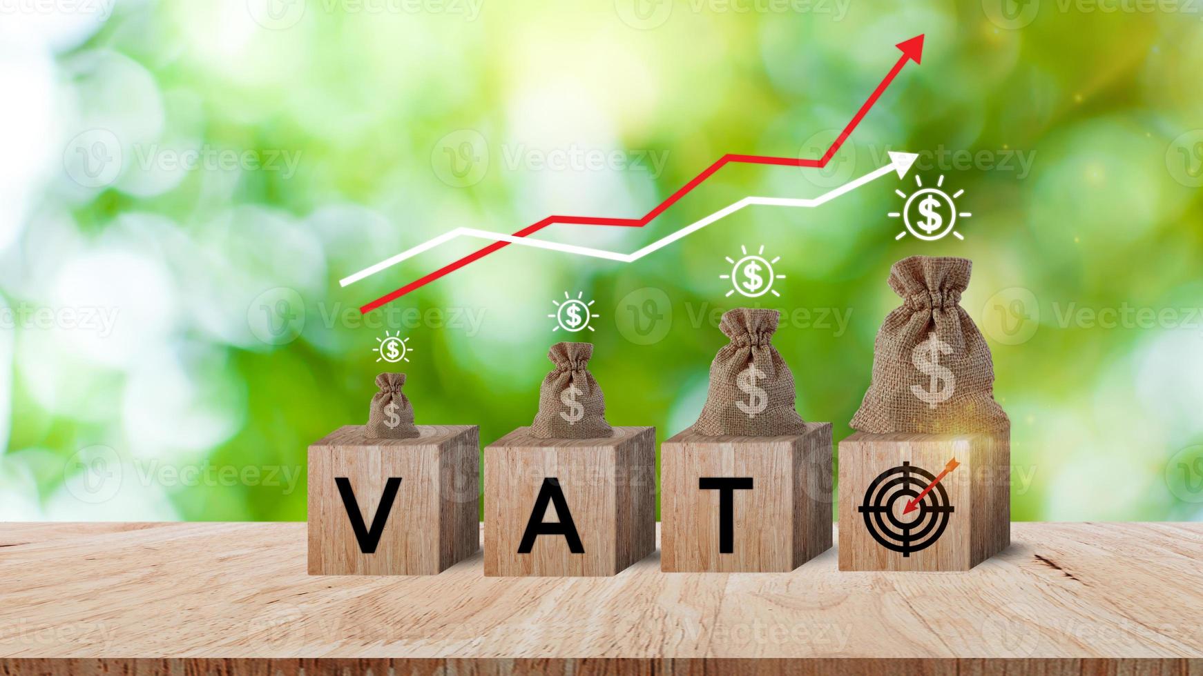 bloques de madera con las palabras icono de destino de IVA y bolsa de dinero y monedas, concepto de pago de impuestos, evasión de impuestos, impuestos, negocios y finanzas, planificación financiera. foto