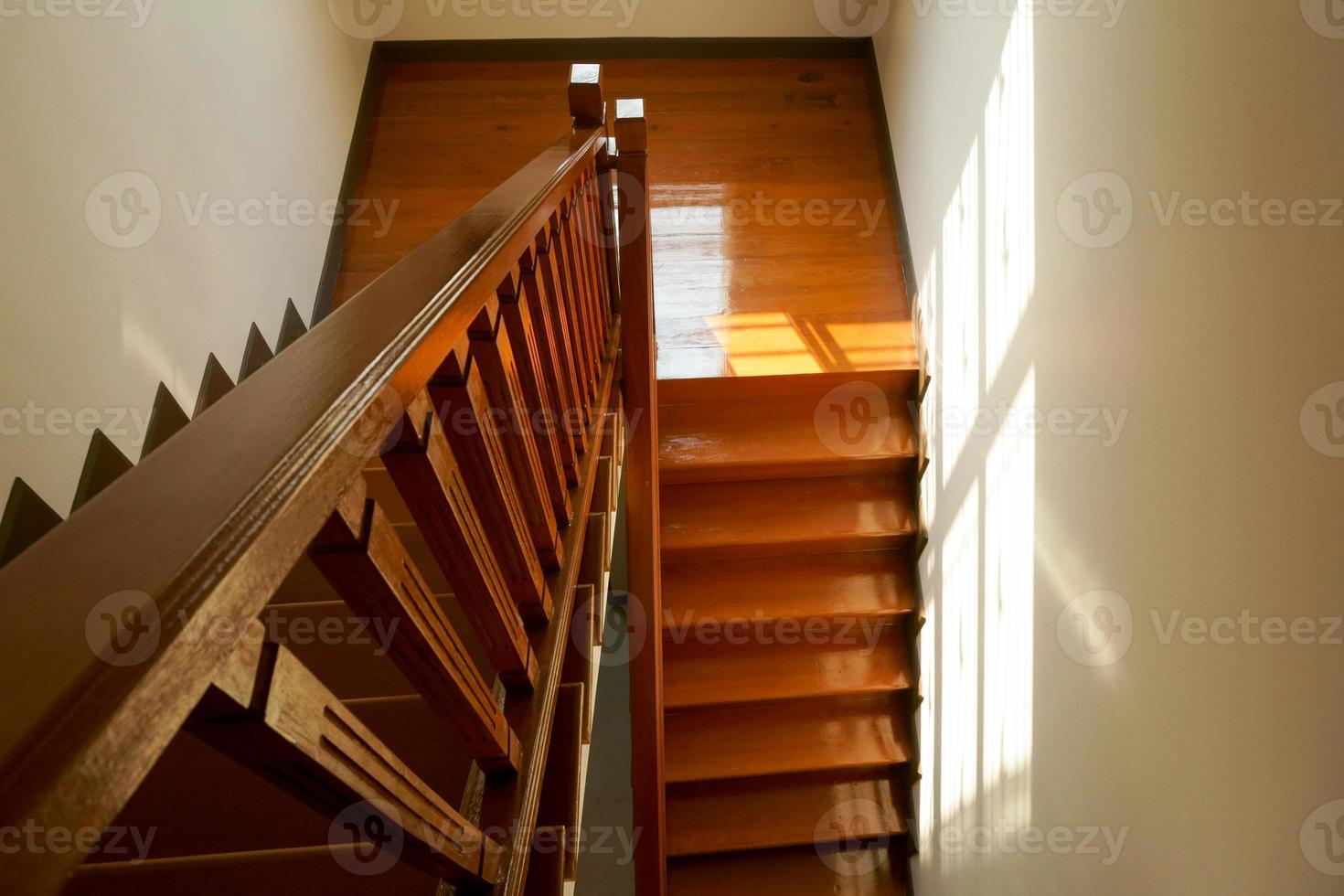 interior de escalera de madera marrón decorado estilo moderno de casa residencial, escaleras de madera en la casa, mirando hacia abajo. foto
