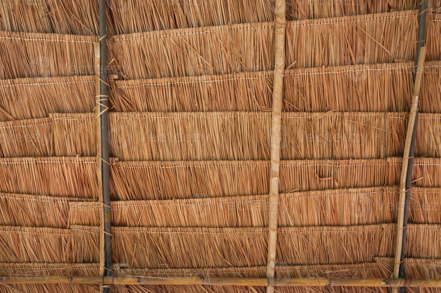 techo de casa rural hecho de hierba cogon, fondo de techo de paja, cestería, fondo y textura de techo de patrón de paja foto
