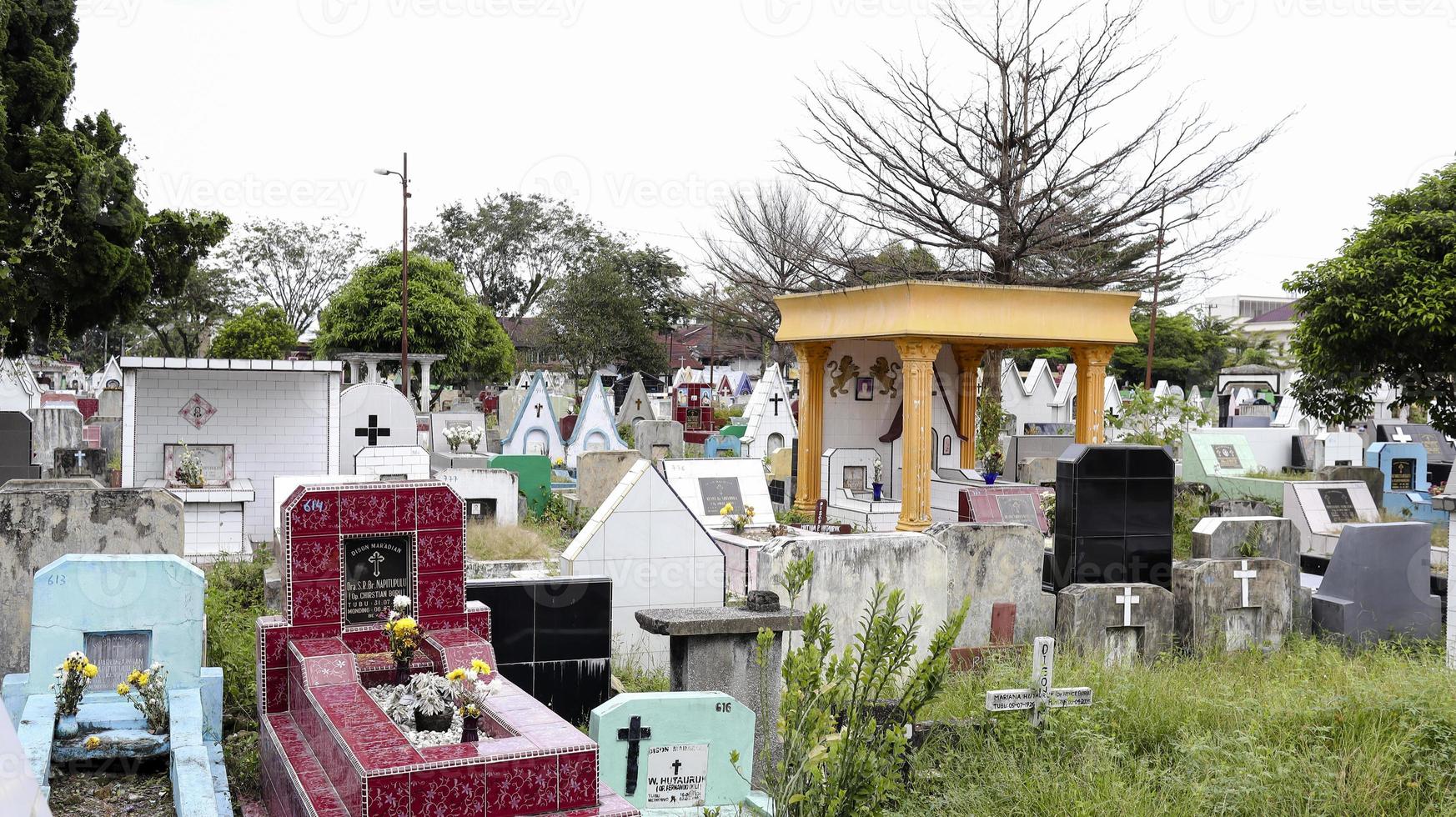 cementerio público con tumbas variadas. foto