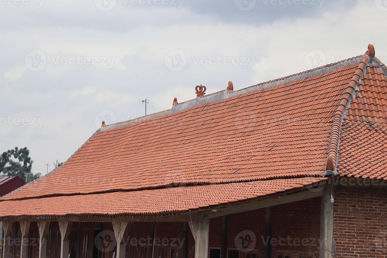 una casa con techo de tejas hecha de tierra con una textura interior única y simple foto