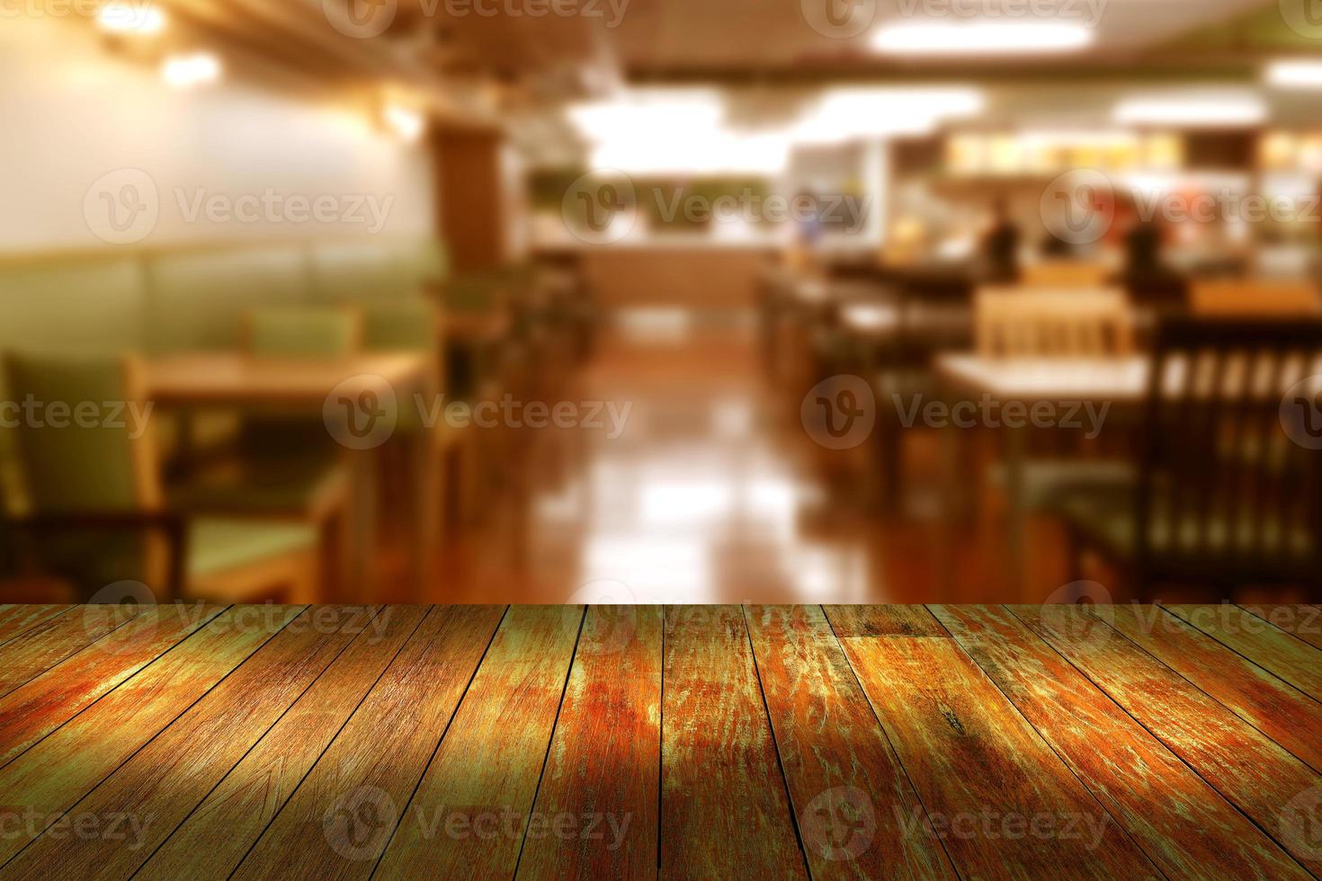 escritorio superior con fondo de restaurante borroso, mesa de madera foto