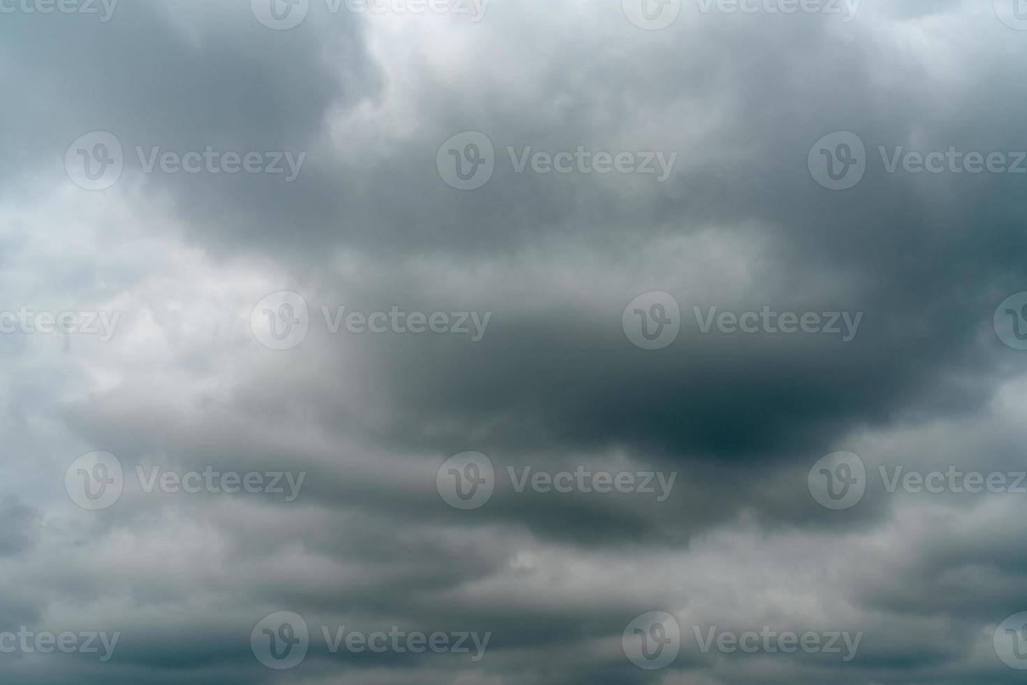 nubes grises de tormenta o nimbus en el cielo foto