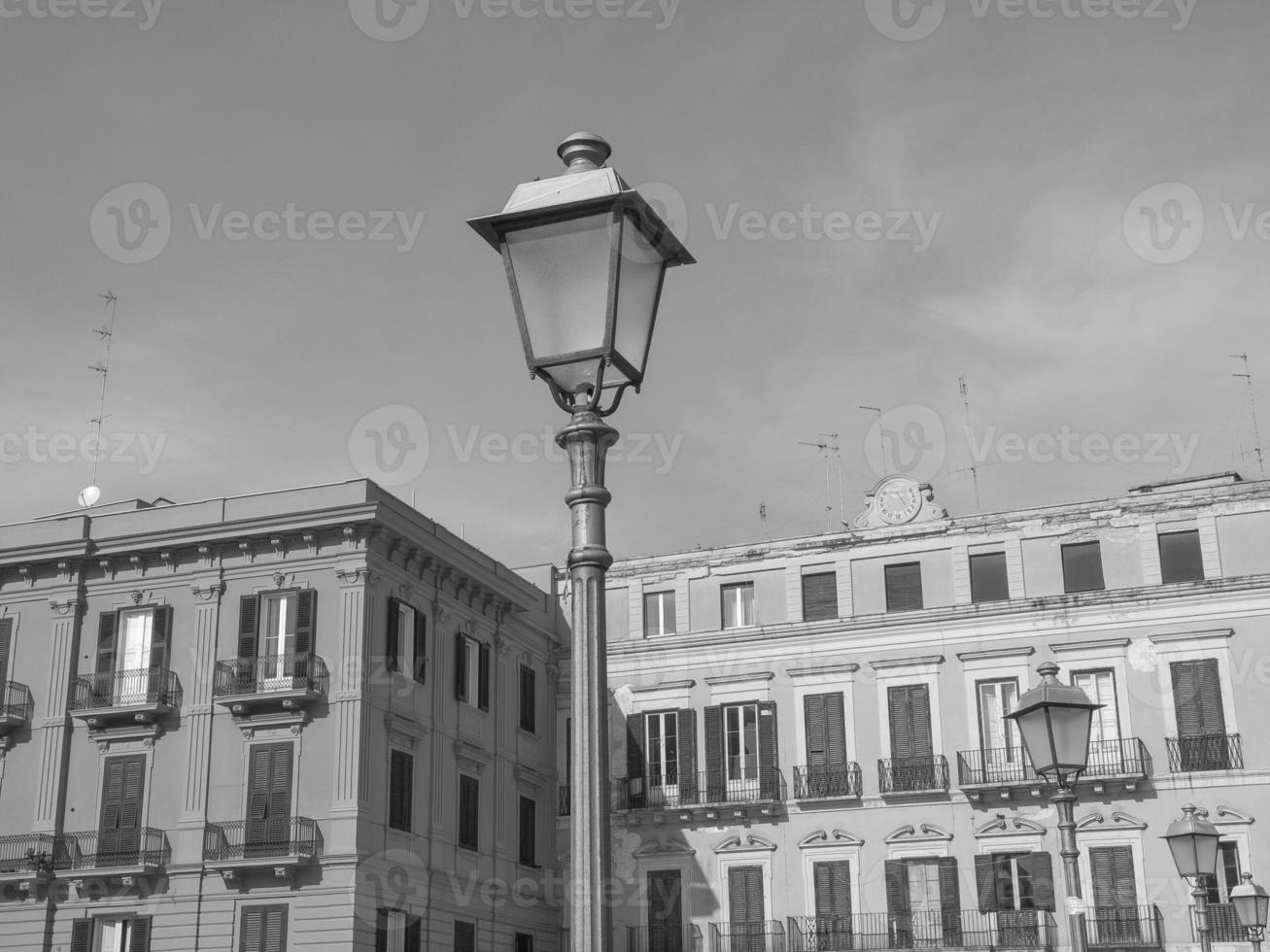 la ciudad de bari en italia foto