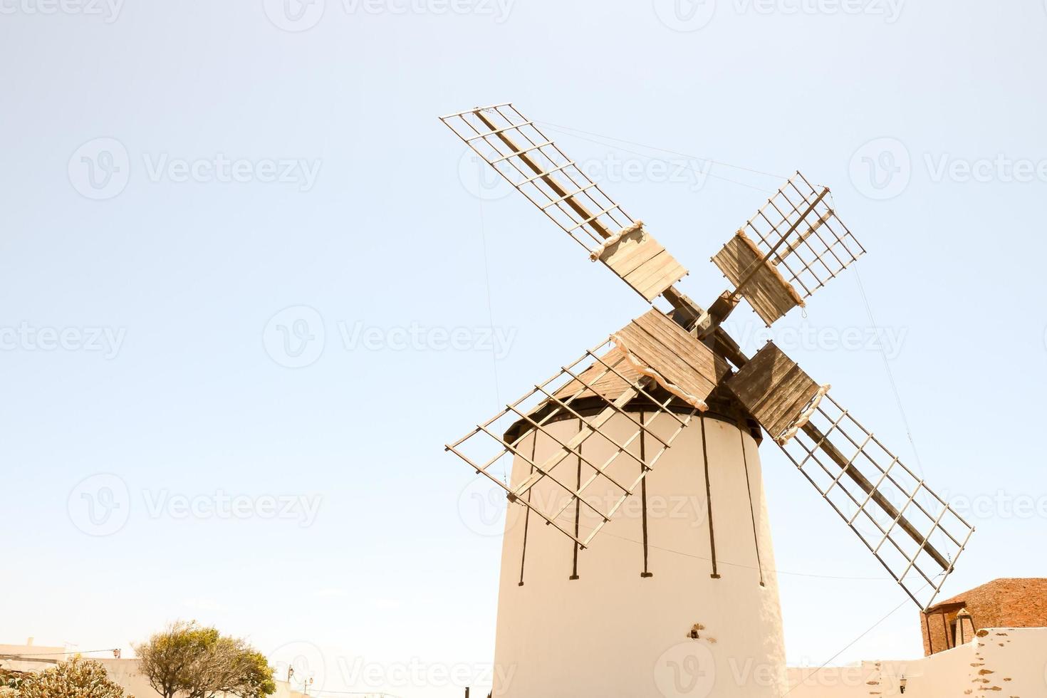 vista con molino de viento tradicional foto