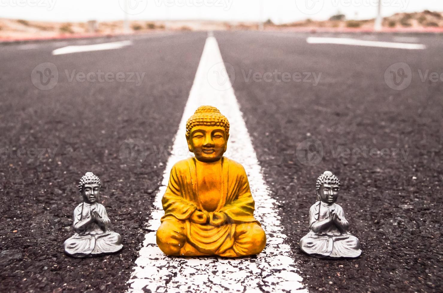 pequeñas estatuas de buda en la carretera foto