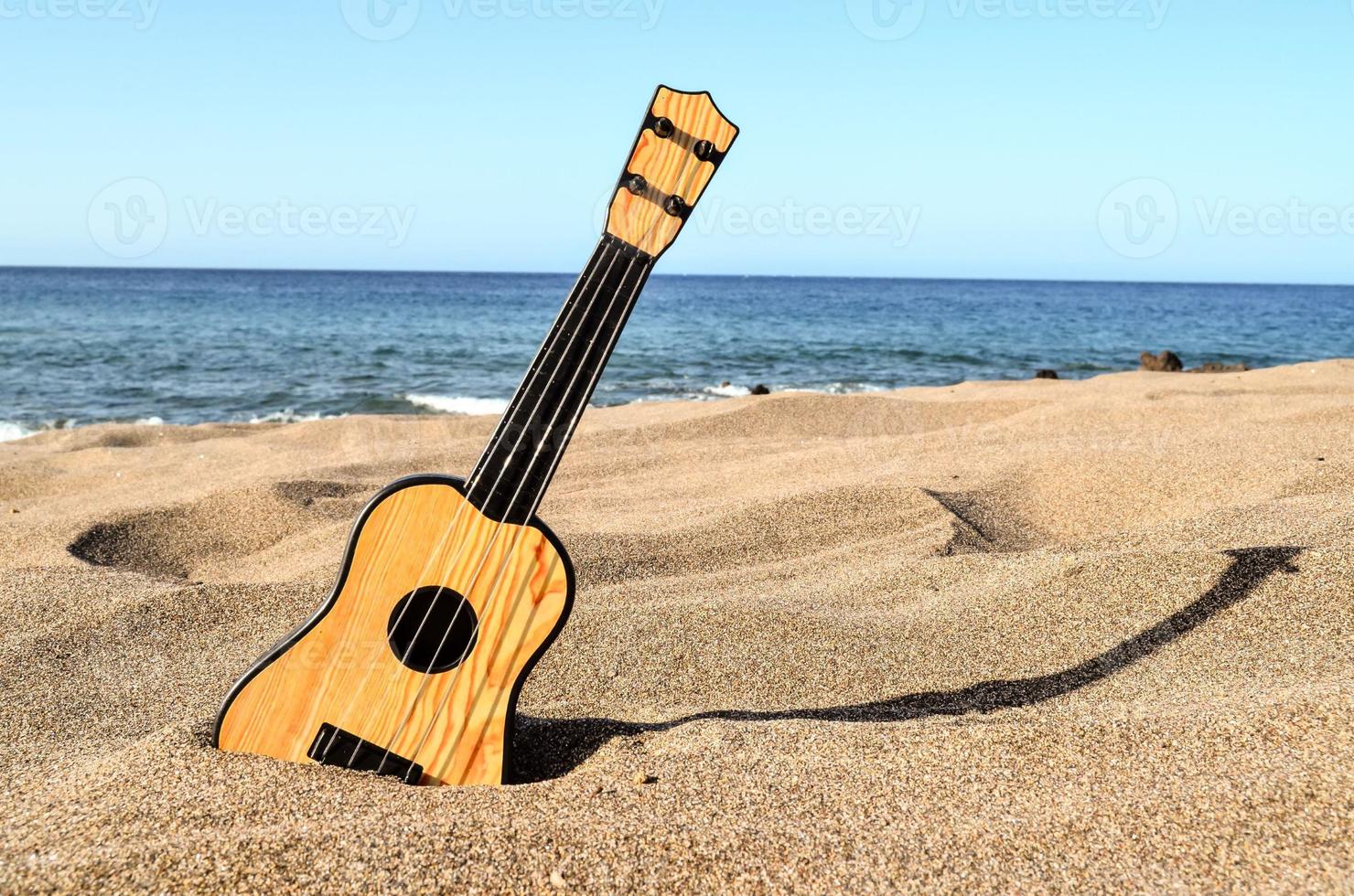 ukelele en la playa foto