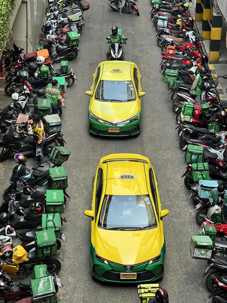 bangkok, tailandia - 27 de octubre vista superior moto para relajarse y esperar para obtener comida del restaurante en el estacionamiento central ladprao foto