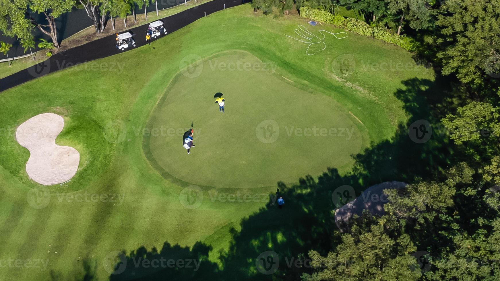 fotografía aérea de vista de ángulo alto del campo de golf foto