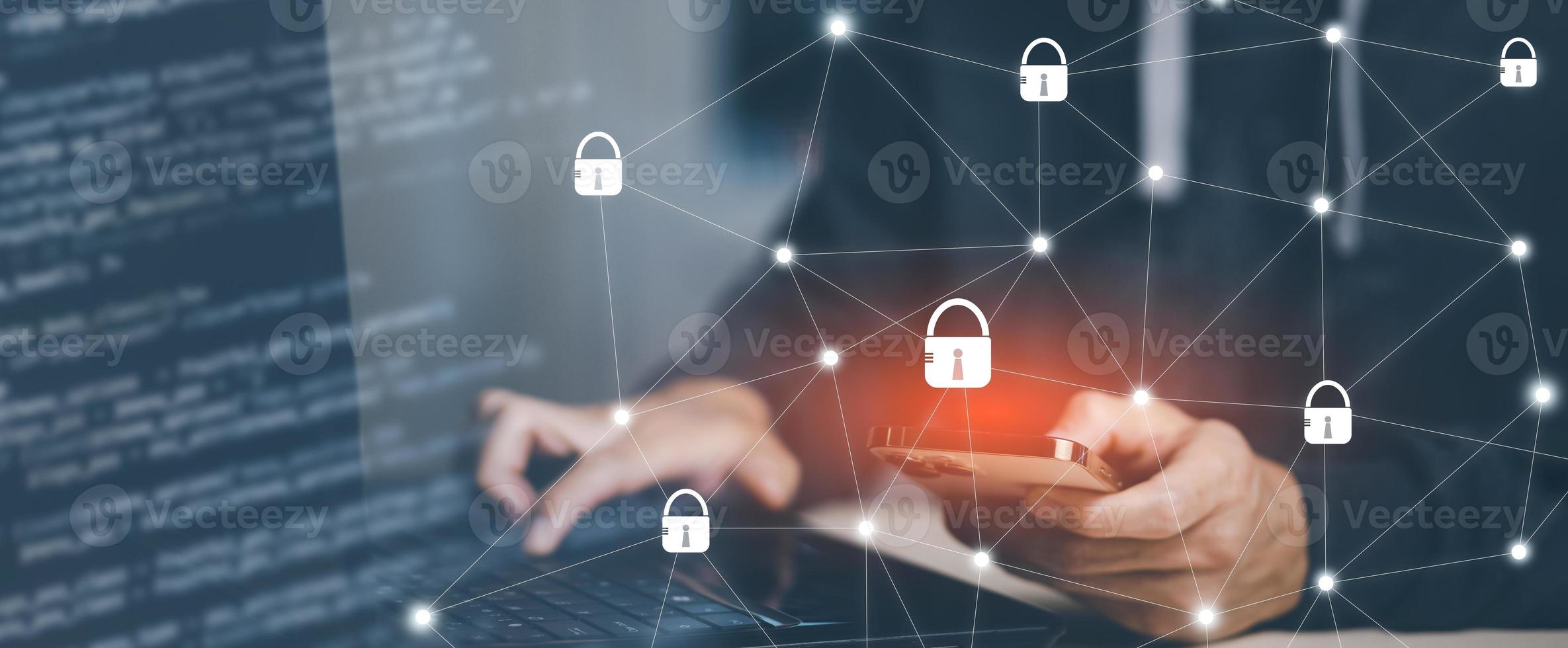 teléfono inteligente con seguridad de teclas en la pantalla virtual, tecnología táctil manual con Internet y concepto de redes, medios sociales de una empresa de consultoría internacional, íconos de holograma de redes sociales. foto