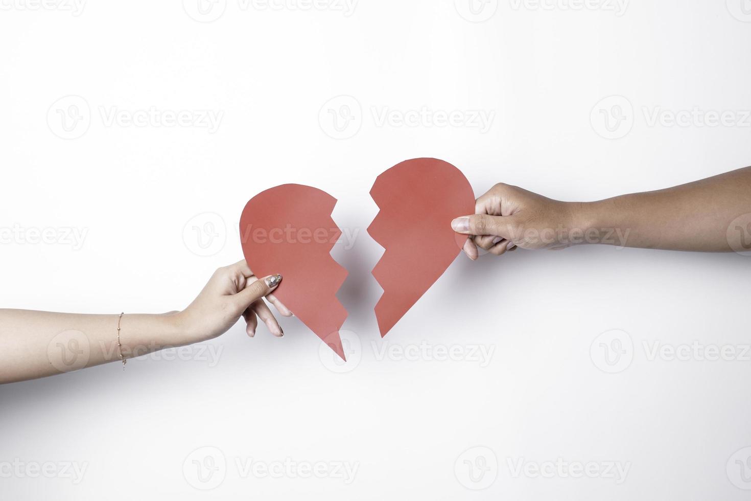 Cerca de papel corazón roto aislado sobre fondo blanco. foto