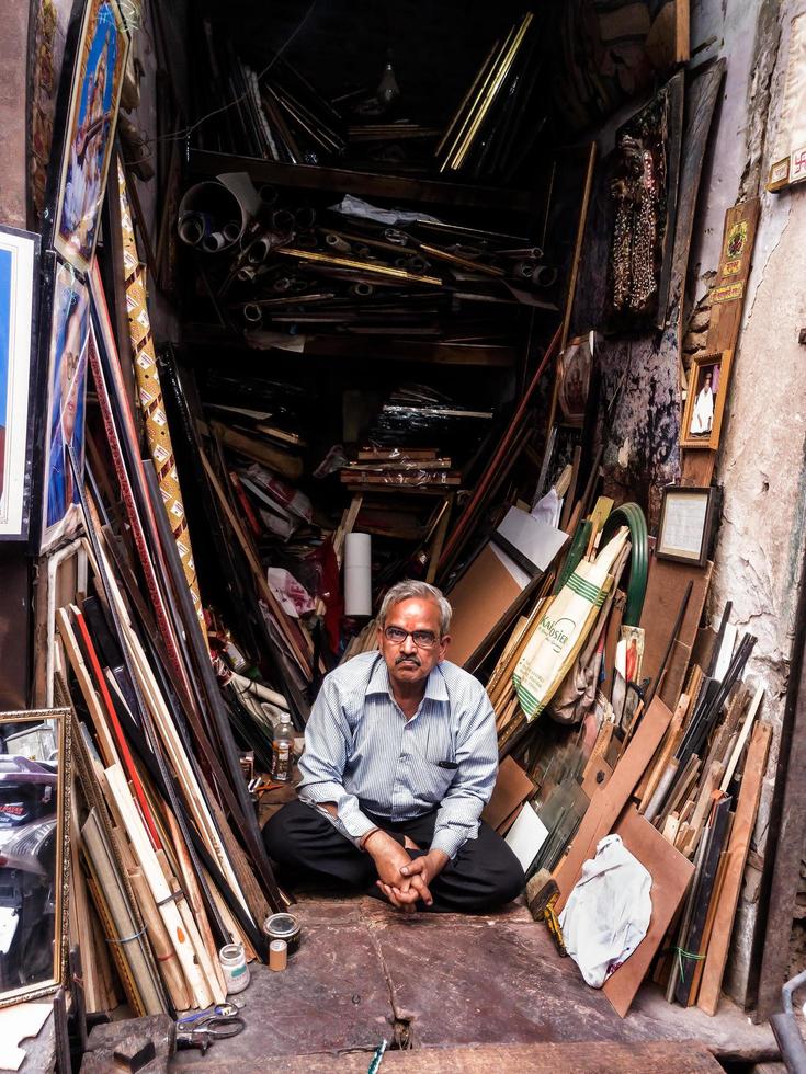 agra, india - marzo de 2019. un comerciante indio en agra foto