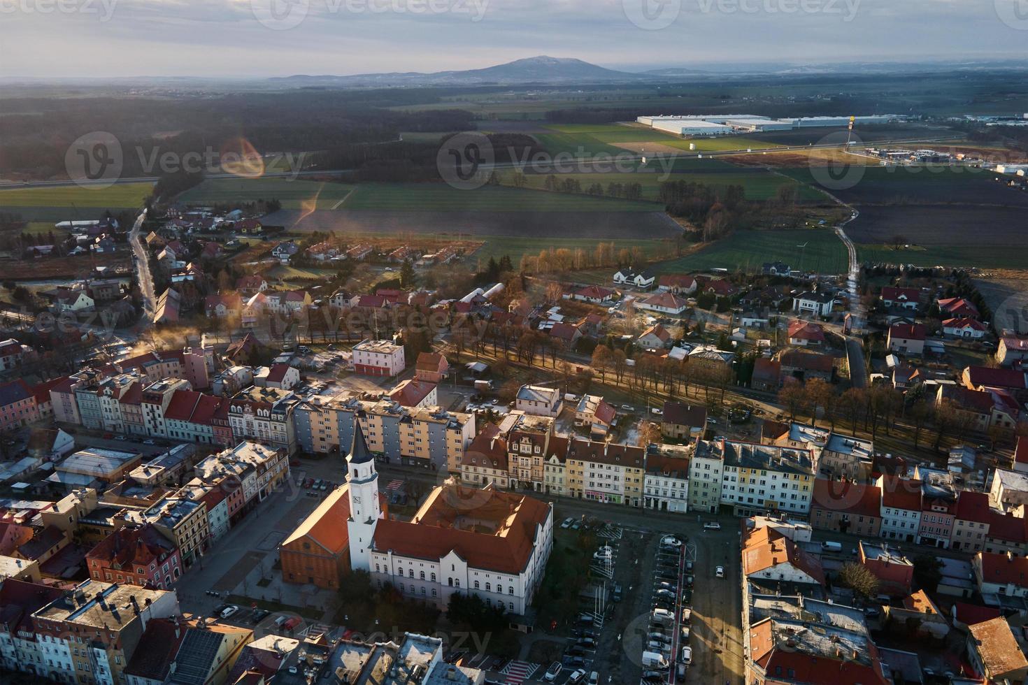 paisaje urbano de una pequeña ciudad europea, vista aérea foto