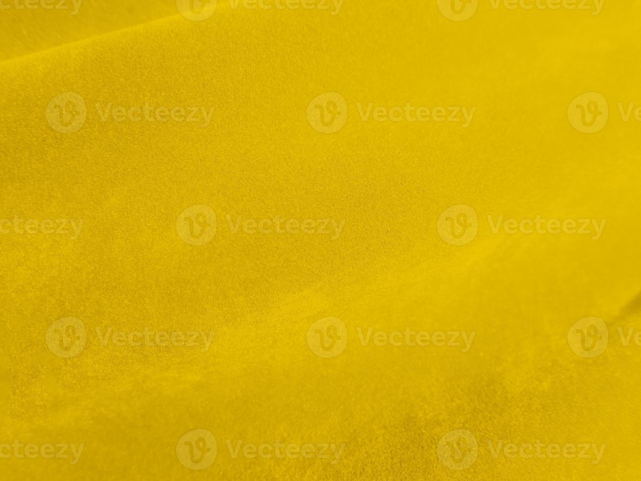 textura de tela de terciopelo amarillo utilizada como fondo. fondo de tela amarilla vacía de material textil suave y liso. hay espacio para el texto. foto