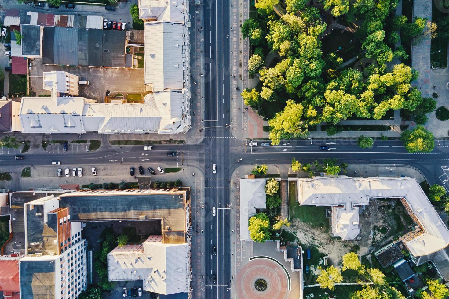 vista aérea del cruce de la ciudad con coches foto