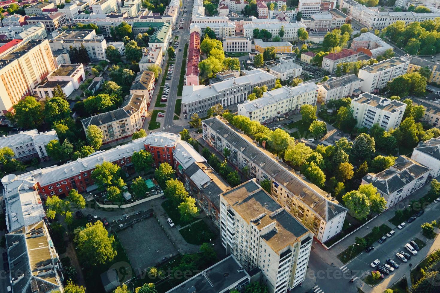 vista aérea del distrito residencial de la ciudad al atardecer foto