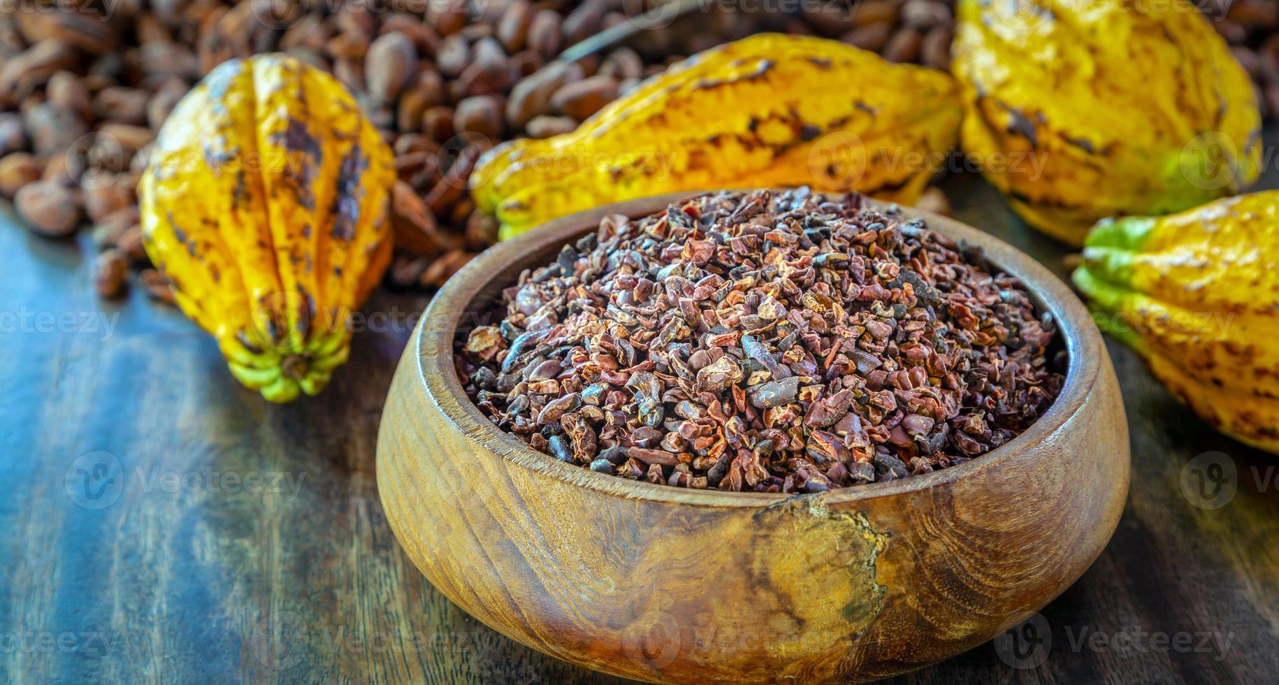 Los nibs de cacao son granos de cacao que se han molido en frío o se han molido a bajas temperaturas para formar pequeños granos de cacao orgánicos amargos. foto