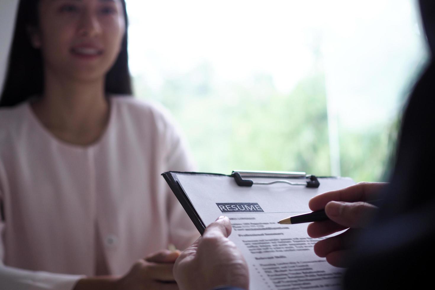 los ejecutivos están entrevistando a los candidatos. centrándose en los consejos para escribir un currículum, las calificaciones de los candidatos, las habilidades para las entrevistas y la preparación previa a las entrevistas. consideraciones para los nuevos empleados foto