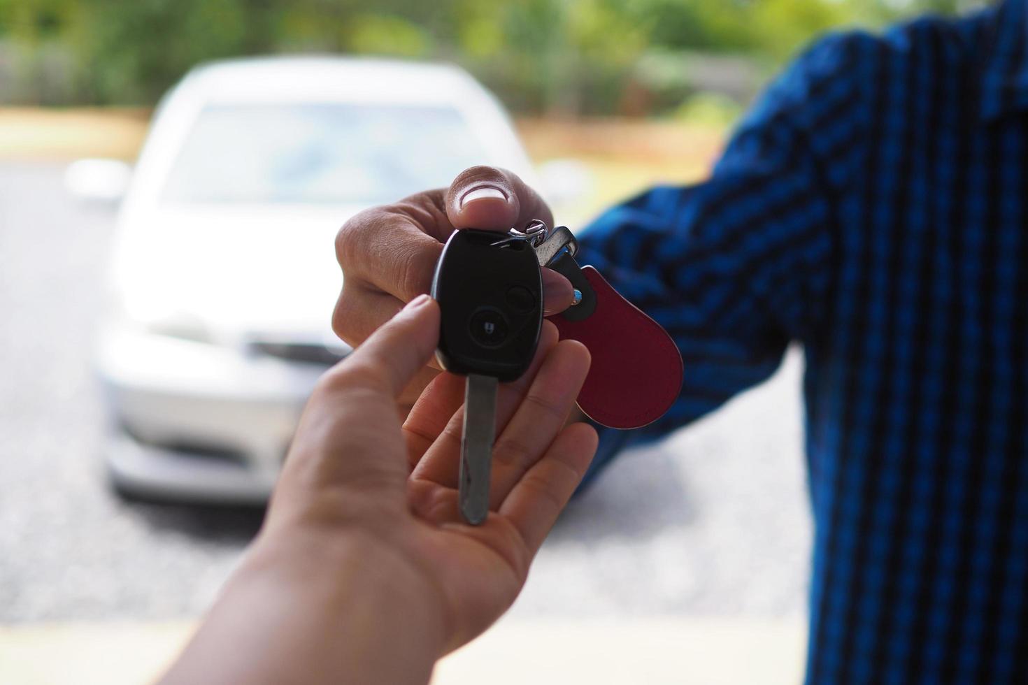 The car owner sends the car keys to the tenant photo