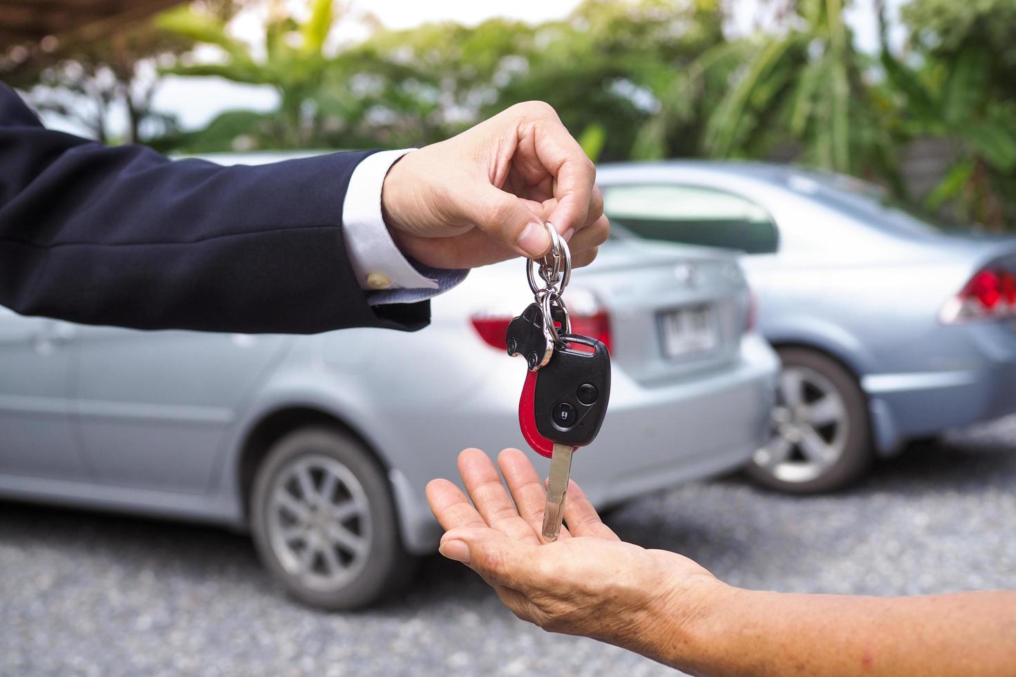 Agency sent car keys to tenants for travel purposes. Buy and sell car insurance photo