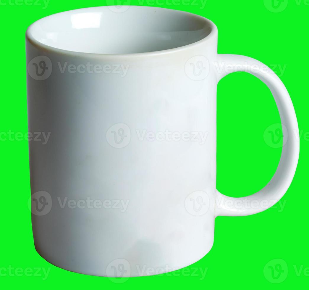 taza blanca en blanco aislada en fondo verde, taza de té o café mate, maqueta con taza de cerámica para bebidas calientes, plantilla de marca de impresión de regalo vacía, tankard para diseño, colocación de logotipo. foto