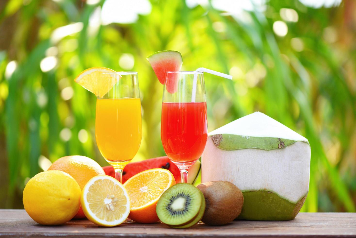 conjunto de frutas tropicales colorido y fresco vaso de jugo de verano alimentos saludables foto